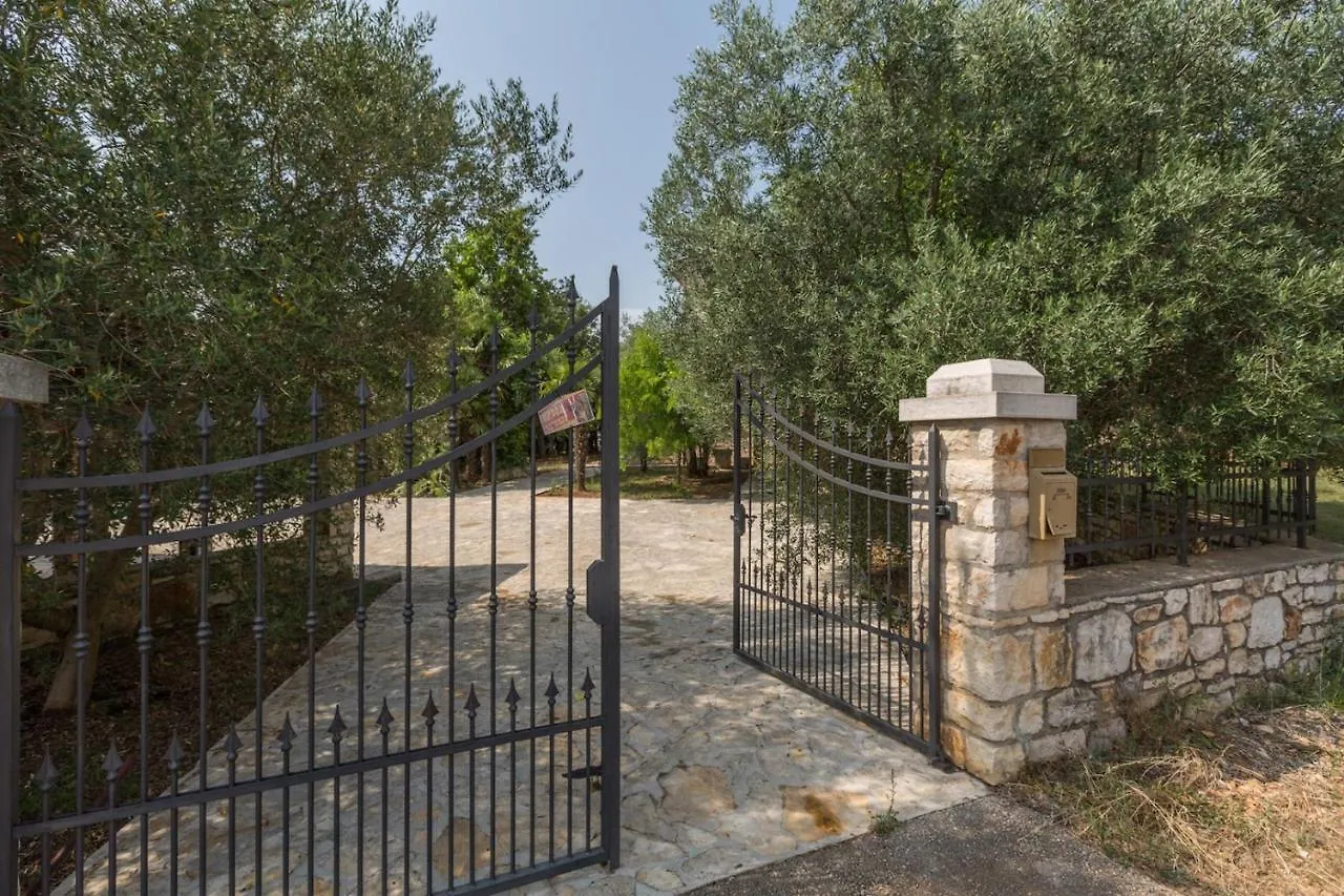 Holiday House Anna, Near The Beach With Huge Private Garden Tar-Vabriga