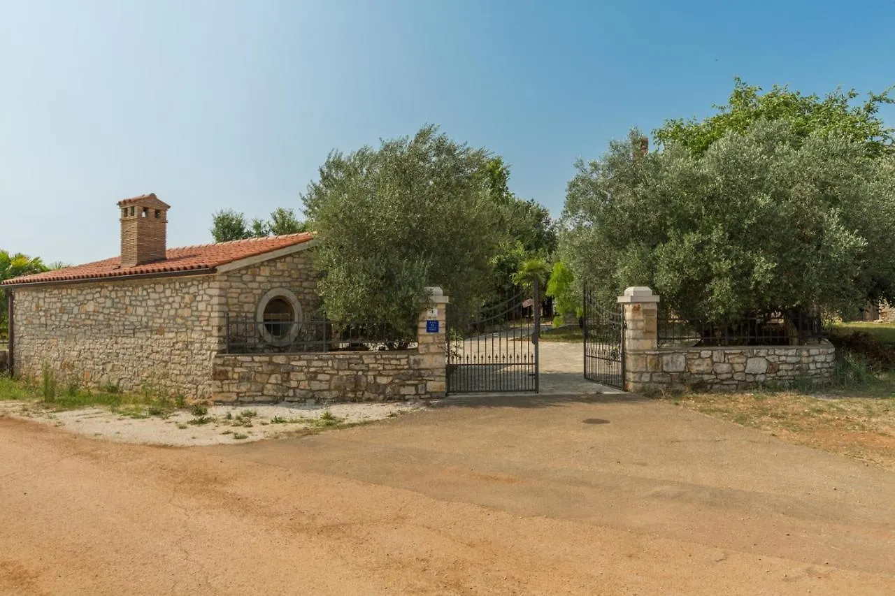 Holiday House Anna, Near The Beach With Huge Private Garden Tar-Vabriga 0*,