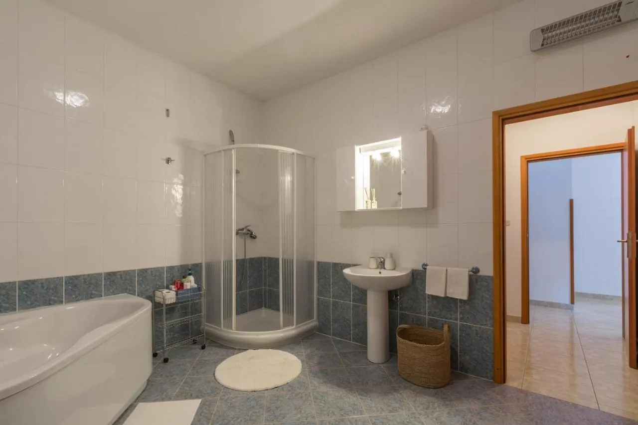 Holiday House Anna, Near The Beach With Huge Private Garden Tar-Vabriga
